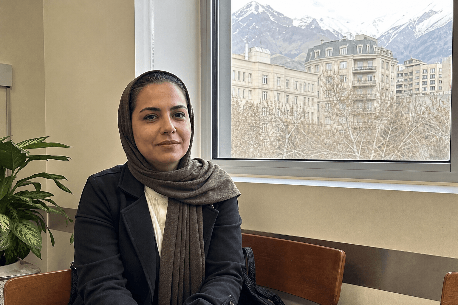زن اتاق انتظار تهران پنجره رو به کوه