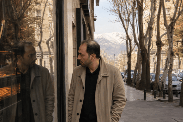 مرد کم‌پشتی جلوی ویترین
