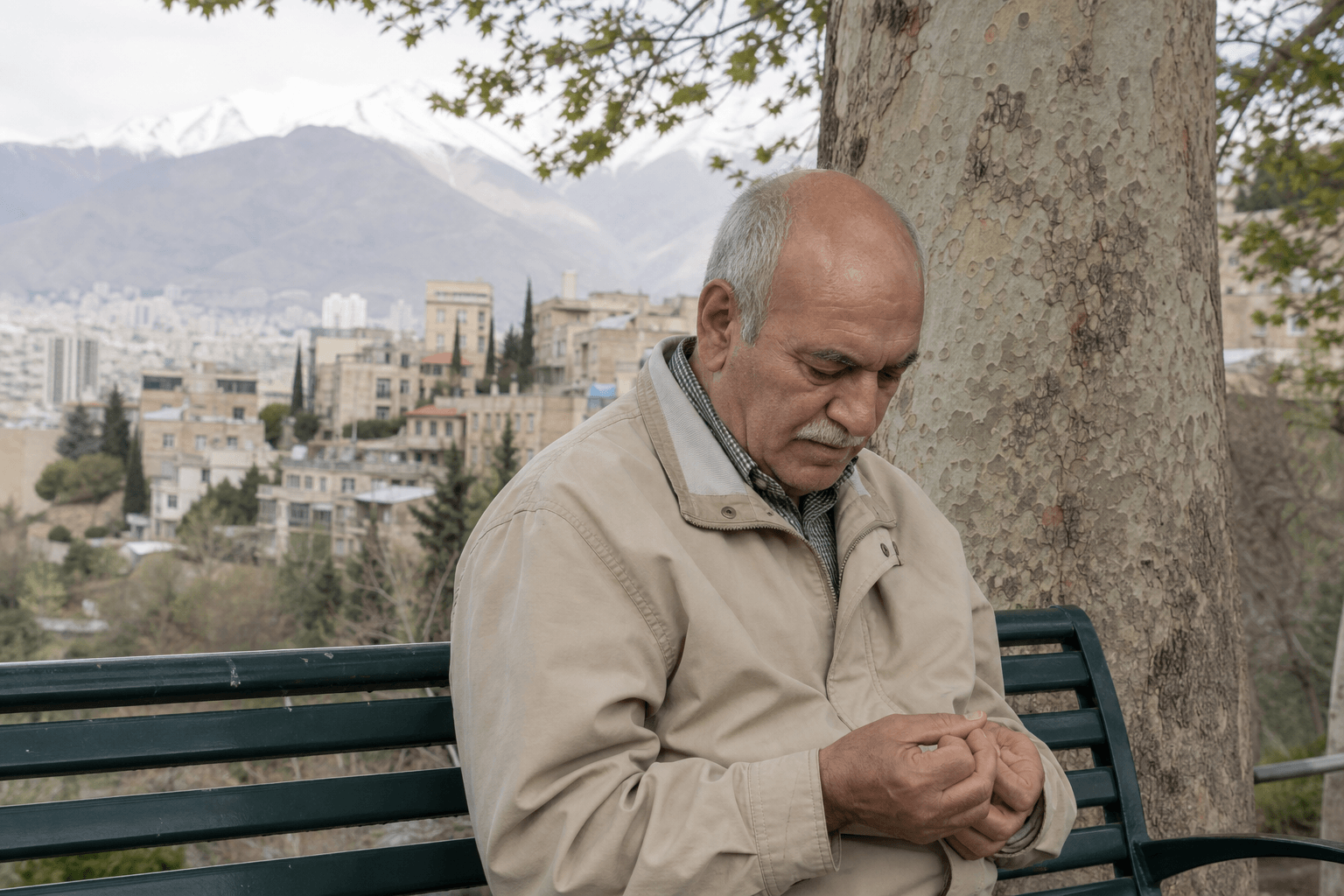مرد با کم‌پشتی مو در پارک تهران